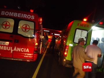 COLISÃO ENTRE CARRO E MOTO FOTO VINNICIUS CREMONEZ 8H