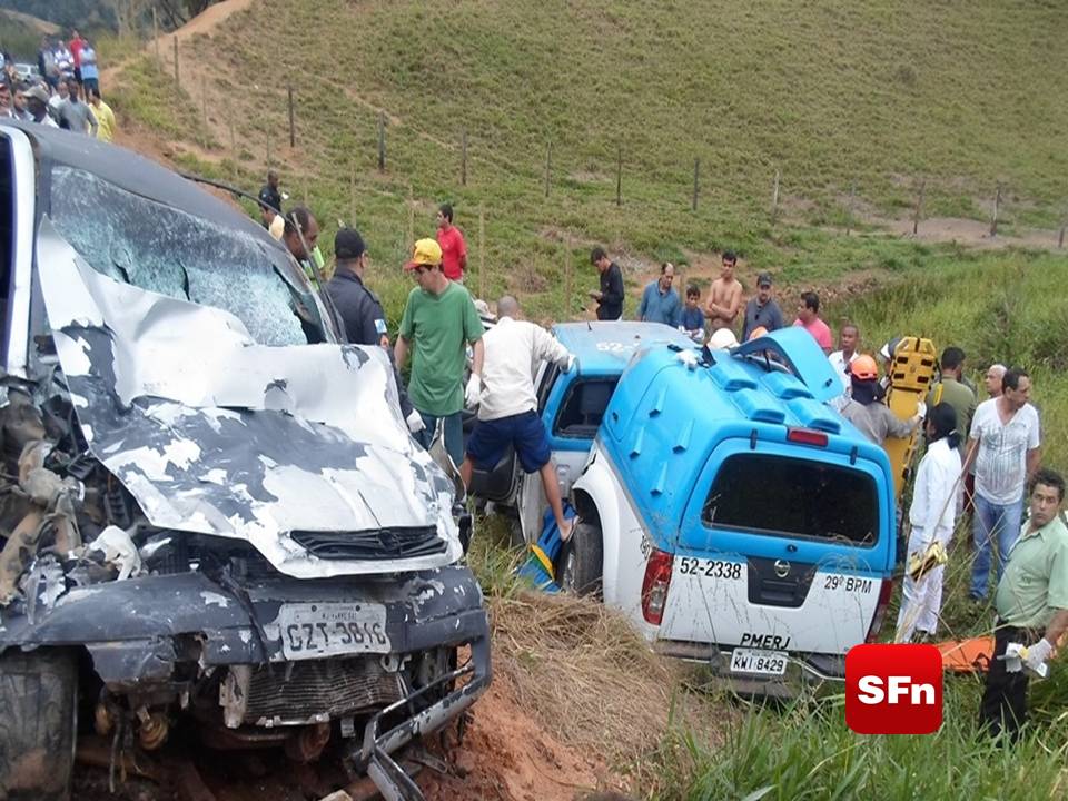 Colisão entre viatura da PM e carro de passeio deixa dois ...