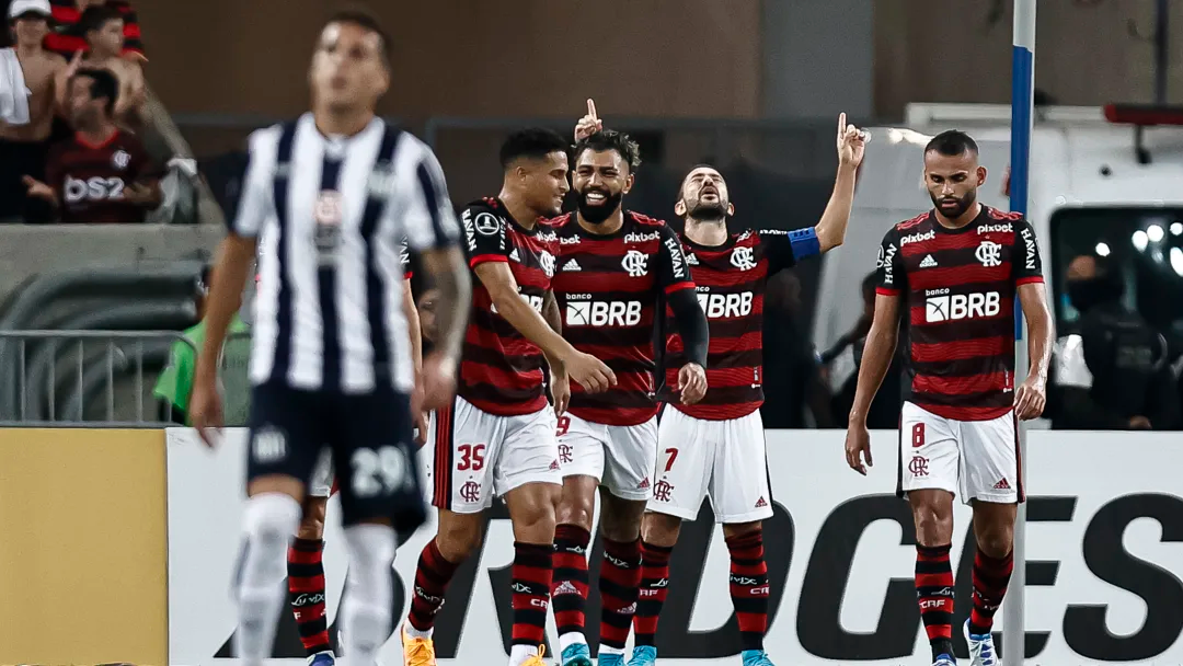 Flamengo vence Sporting Cristal e avança em primeiro na Libertadores