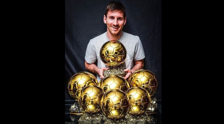 Lionel Messi recebe a 8ª Bola de Ouro da sua carreira!